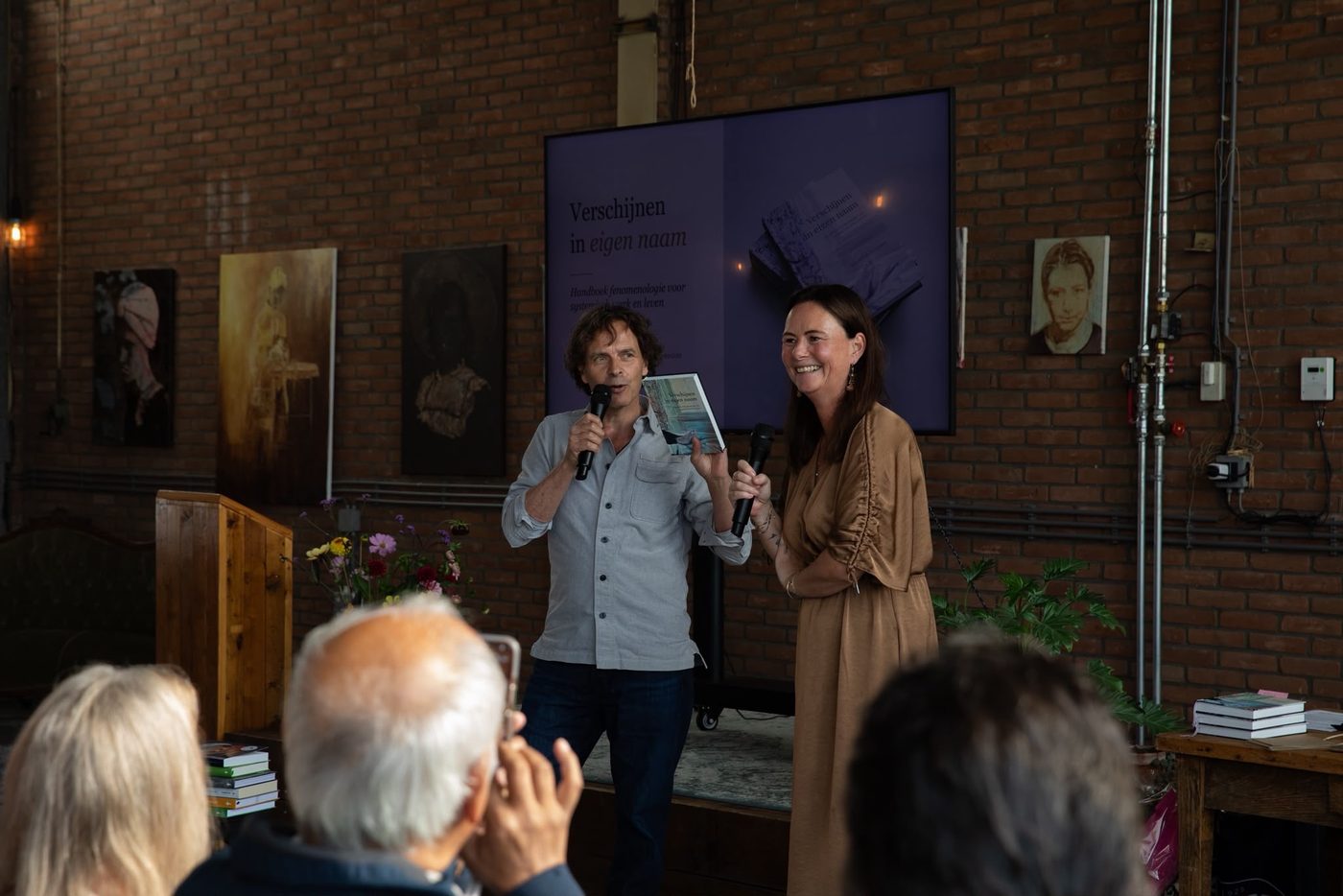 Uitgever Michiel van der Ham en Jenya Krul-Brugman met het eerste exemplaar