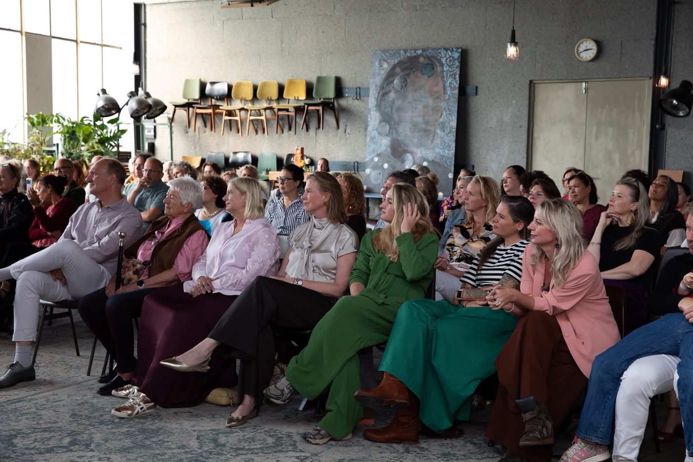 De volle zaal tijdens de boeklancering in Studio Loft, Delft