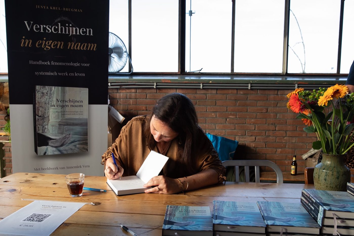Jenya Krul-Brugman signeert het boek
