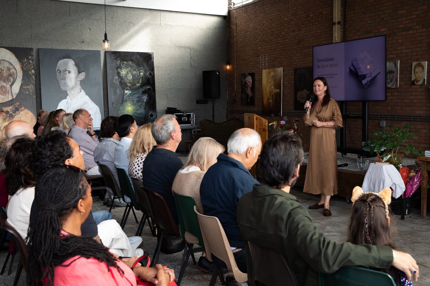 Jenya Krul-Brugman spreekt de zaal toe tijdens de boeklancering in Studio Loft, Delft